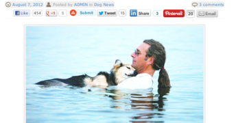 【追記あり】湖に浮かぶ男性と愛犬のシェップ君の感動的な写真が老犬の関節炎の治療費への寄付を集める☆